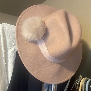 Women light pink hat
